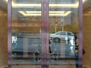 北京知春路工裝裝修 專(zhuān)業(yè)定制安裝玻璃隔斷、鏡子與鋼化玻璃門(mén)的全方位指南